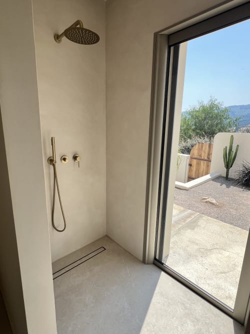 Douche extérieure moderne à la villa Can Jeannette à Collioure avec pommeau de douche pluie, douchette et vue terrasse panoramique