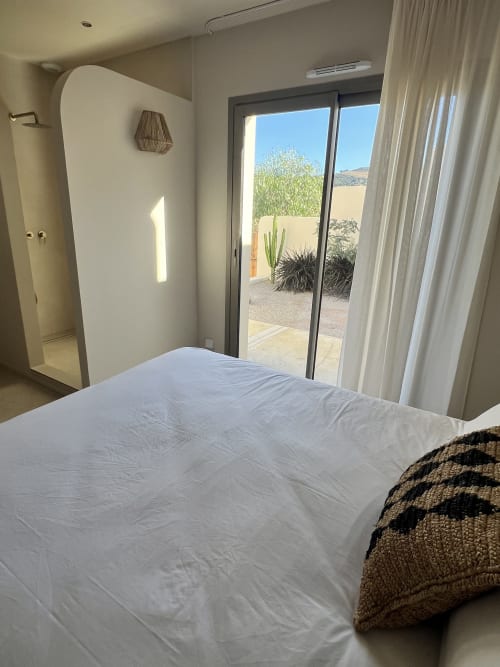 Chambre moderne de la villa Can Jeannette à Collioure avec accès à la terrasse, vue mer et mobilier contemporain
