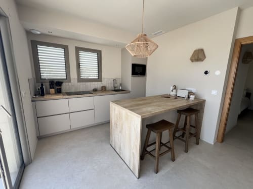 Cuisine moderne et salle à manger de la villa Can Jeannette à Collioure avec îlot central et vue sur la mer
