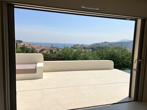 Terrasse de villa moderne à Can Jeannette Collioure avec vue sur la mer, la côte méditerranéenne et les montagnes