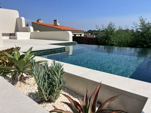 Piscine de villa moderne surplombant Collioure avec plantes méditerranéennes et terrasse de l'hôtel Can Jeannette