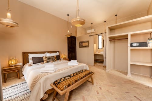Chambre Beldi spacieuse au Riad Arkaya, Essaouira avec lit queen-size, luminaires suspendus, mobilier en bois et vue sur le jardin