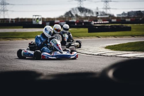 Des pilotes de kart se disputent la course sur la piste près du Manoir Saint Joseph à Sens, France