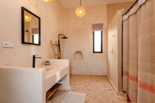 Salle de bain accessible au Riad Arkaya à Essaouira, spacieuse avec équipements modernes, douche pluie et ambiance chaleureuse