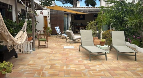 Terraza de Cala Pipa con tumbonas, hamacas y jardín costero en Poble Nou del Delta, Tarragona