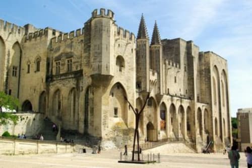 Château médiéval en pierre avec tours dans la cour d'Avignon, France