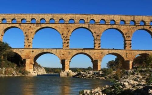 L'aqueduc du Pont du Gard avec ses arches en pierre calcaire enjambant la rivière près de l'hôtel Oriflamme & Travertin, France