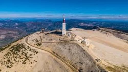 Vue aérienne du sommet du Puy de Dôme avec sa chapelle blanche et le paysage volcanique environnant, Auvergne, France
