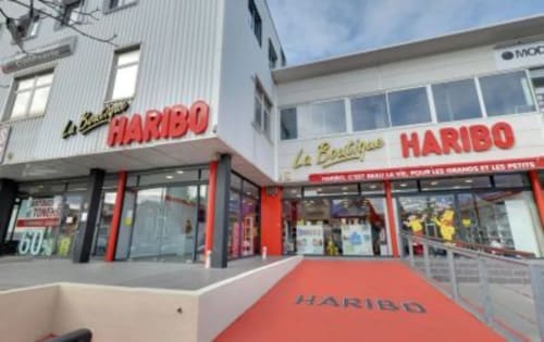 Devanture de la boutique Haribo à Oriflamme & Traversin en France avec signalétique rouge et vitrines
