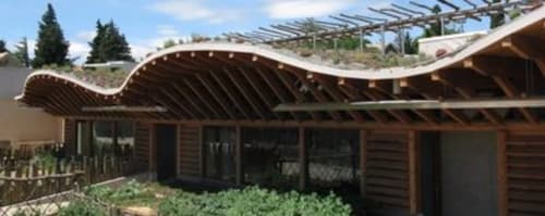 Hôtel Oriflamme & Travertin en France avec son architecture distinctive aux toits courbes en bois et ses jardins en terrasses