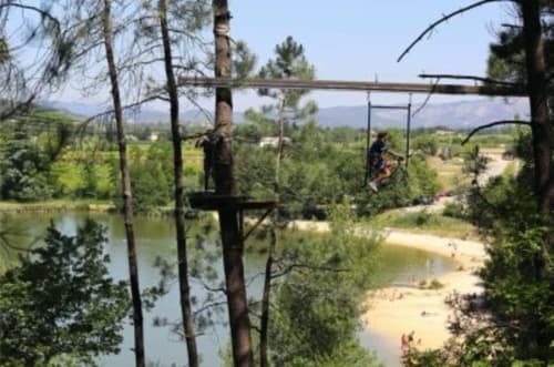 Activité de balançoire sur corde au-dessus de la rivière à l'hôtel Oriflamme & Travertin avec vue panoramique sur la vallée