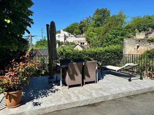 Terrasse Maison Melrose à Vouvray avec salon, parasol et vue sur la vallée