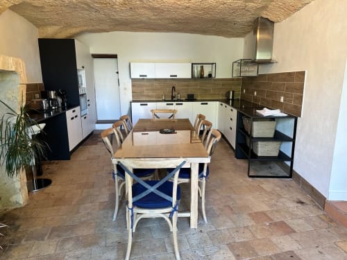 Cuisine-séjour style fermette moderne à Maison Melrose à Vouvray avec meubles blancs, poutres bois et terre cuite rustique