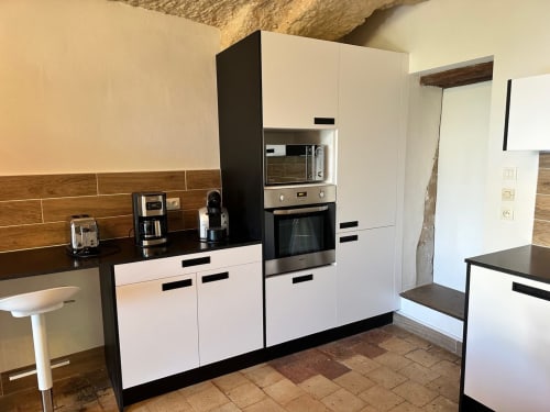 Cuisine moderne blanche avec électroménagers en acier inoxydable à la Maison Melrose, Vouvray
