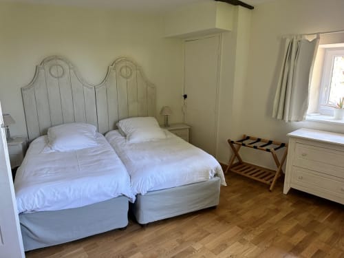 Chambre twin à la Maison Melrose à Vouvray : murs crème, tête de lit élégante et parquet