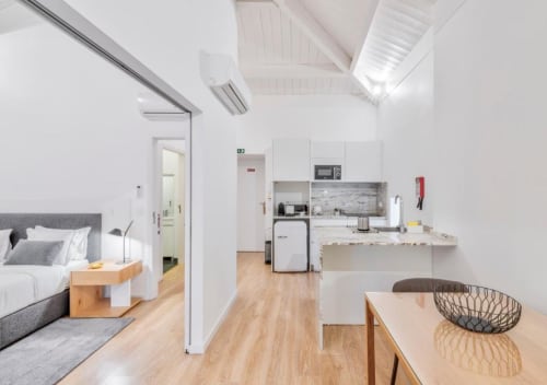 Estúdio moderno no Oporto Comfort Dom Hugo com cama, kitchenette, zona de refeições e piso em madeira no Porto, Portugal