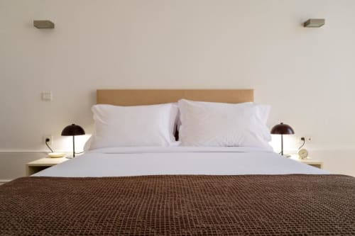 Quarto deluxe com cabeceira bege, roupa de cama branca, carpete marrom e luminarias laterais no Oporto Comfort Charming House no Porto