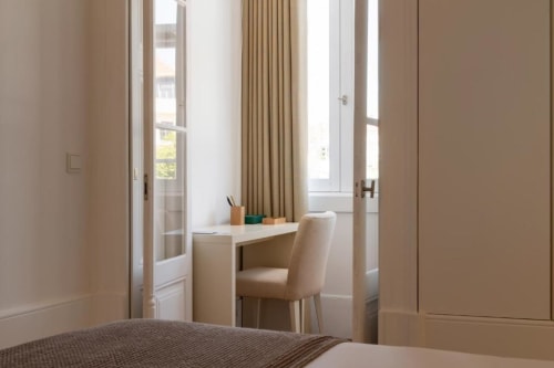 Quarto duplo superior com vista para o jardim na Oporto Comfort Charming House, com secretária, cadeira e portas de correr no Porto
