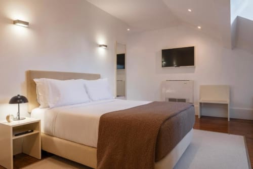 Quarto premium com cama de casal, TV de tela plana, piso de madeira e vista para o jardim na Oporto Comfort Charming House no Porto