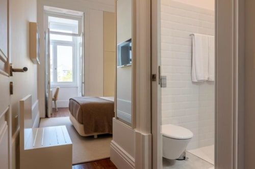 Quarto moderno na Oporto Comfort Charming House com suíte, casa de banho privativa e vista para o jardim no Porto
