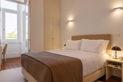 Quarto Duplo Elegante com vista para o jardim no Oporto Comfort Charming House, Porto com cama, iluminação moderna e