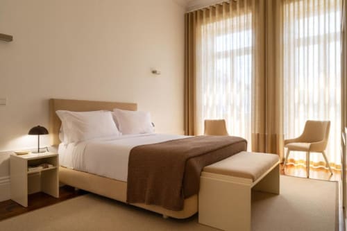 Quarto moderno na Oporto Comfort Charming House com vistas da cidade, decoração em tons claros e móveis contemporâneos
