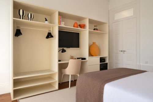 Suite deluxe com guarda-roupa embutido, área de trabalho com TV e vista para a cidade no Oporto Comfort Charming House