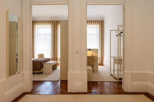 Entrada da Suíte Deluxe com quarto em plano aberto e áreas de estar, pisos em madeira, vista para a cidade no Oporto Comfort Charming House