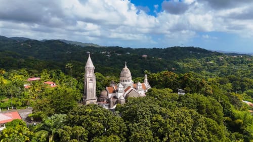 Cathédrale blanche aux dômes nichée dans les collines verdoyantes de Fort-de-France, Martinique