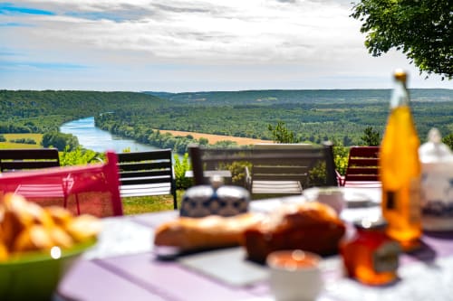 Table de salle à manger en plein air avec vue sur la vallée de la Seine au Paradis de Lucile, La Roche Guyon
