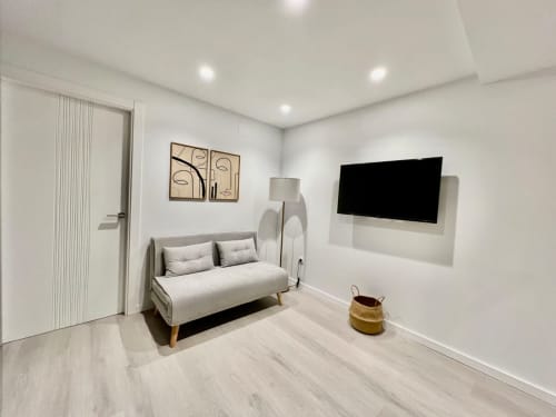 Dormitorio moderno en Architettura Apartamentos en Úbeda, Jaén con decoración minimalista, sofá cama, TV de pared y