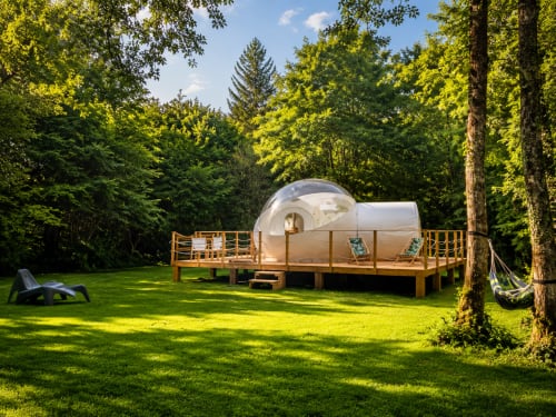 Dôme de glamping luxueux avec terrasse en bois entouré de forêt verdoyante à La Biche Au Bois, Moncléra