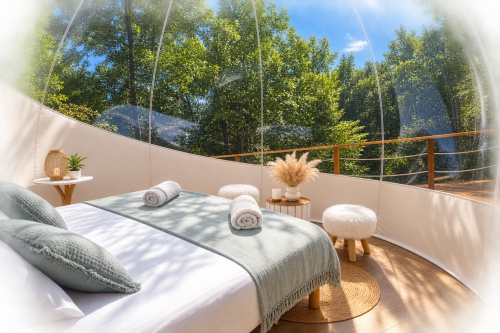 Chambre bulle luxueuse à La Biche Au Bois avec vue sur le jardin, lit avec serviettes roulées et équipements modernes