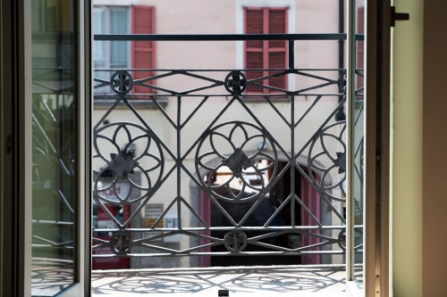 Elegante balconata in ferro battuto nero con vista sulla città presso Lago Suites Como, Camera 101