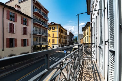 Vista dal balcone su affascinanti edifici storici colorati di Como, Italia dalla Room 101 di Lago Suites