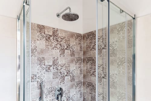 Moderna cabina doccia con piastrelle decorate a motivi nella camera 201 del Lago Suites Como