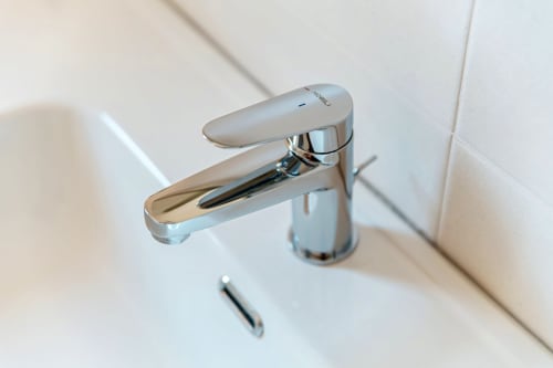 Rubinetto cromato moderno nel bagno di Lago Suites a Como, Italia