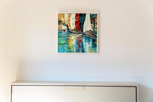 Barche a vela colorate sulle acque blu con edifici storici, opera d'arte per le camere di Lago Suites a Como, Italia