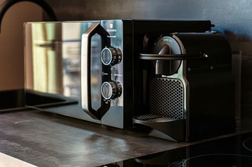 Macchina da caffè Nespresso nella camera 202 di Lago Suites Como con vista sulla città