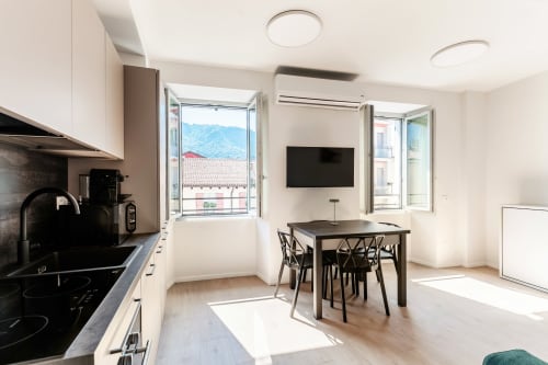 Lago Suites Como, Camera 301: Cucina-soggiorno moderna con vista sulla città, TV a schermo piatto e veduta sulle montagne dal balcone