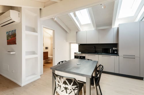 Cucina moderna presso Lago Suites Como con isola attrezzata, lucernari e vista sulla città dalla Suite 401