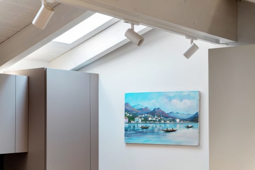 Quadro paesaggistico lacustre nella camera 401 di Lago Suites Como, con acque azzurre e sfondo montano
