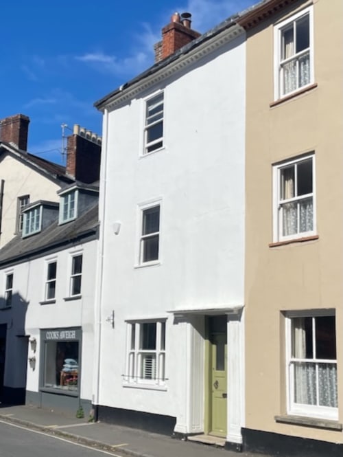2 Doves Holiday Property villa exterior at 24 Fore Street, Topsham, Exeter with lime green door and white facade