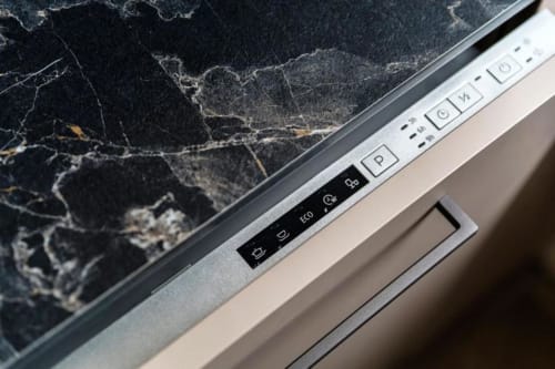 Pannello di controllo della lavastoviglie presso Lago Suites Como, con piano in marmo nero nell'appartamento Lake