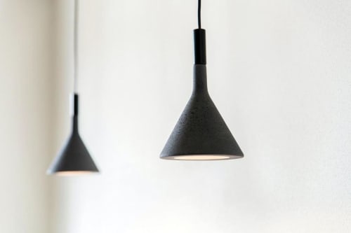 Moderne lampade a sospensione nere a cono nella suite di Lago Suites Como con parete bianca