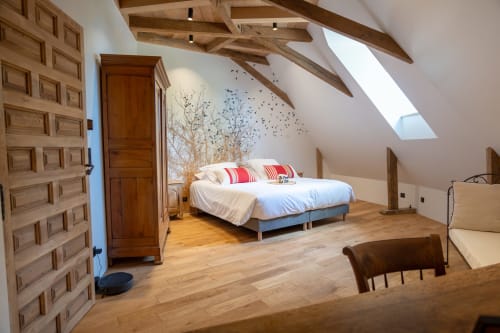 Chambre spacieuse sous les combles du Paradis de Lucile à La Roche Guyon, avec poutres apparentes, velux et lit moderne