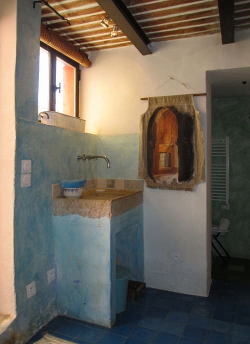 Bagno rustico al Clos BB di Saint-Cyr sur Mer con pareti blu, lavabo in pietra e travi di legno a vista