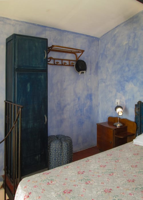 Camera al Clos B&B di Saint-Cyr sur Mer con pareti blu, mobili in legno e arredamento vintage