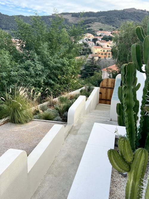 Terrasse de la chambre d'hôtes Can Jeannette à Collioure avec cactus, vue sur le village et les Pyrénées