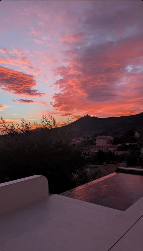 Vue du coucher de soleil depuis la terrasse de Can Jeannette surplombant les collines de Collioure et le paysage méditerranéen